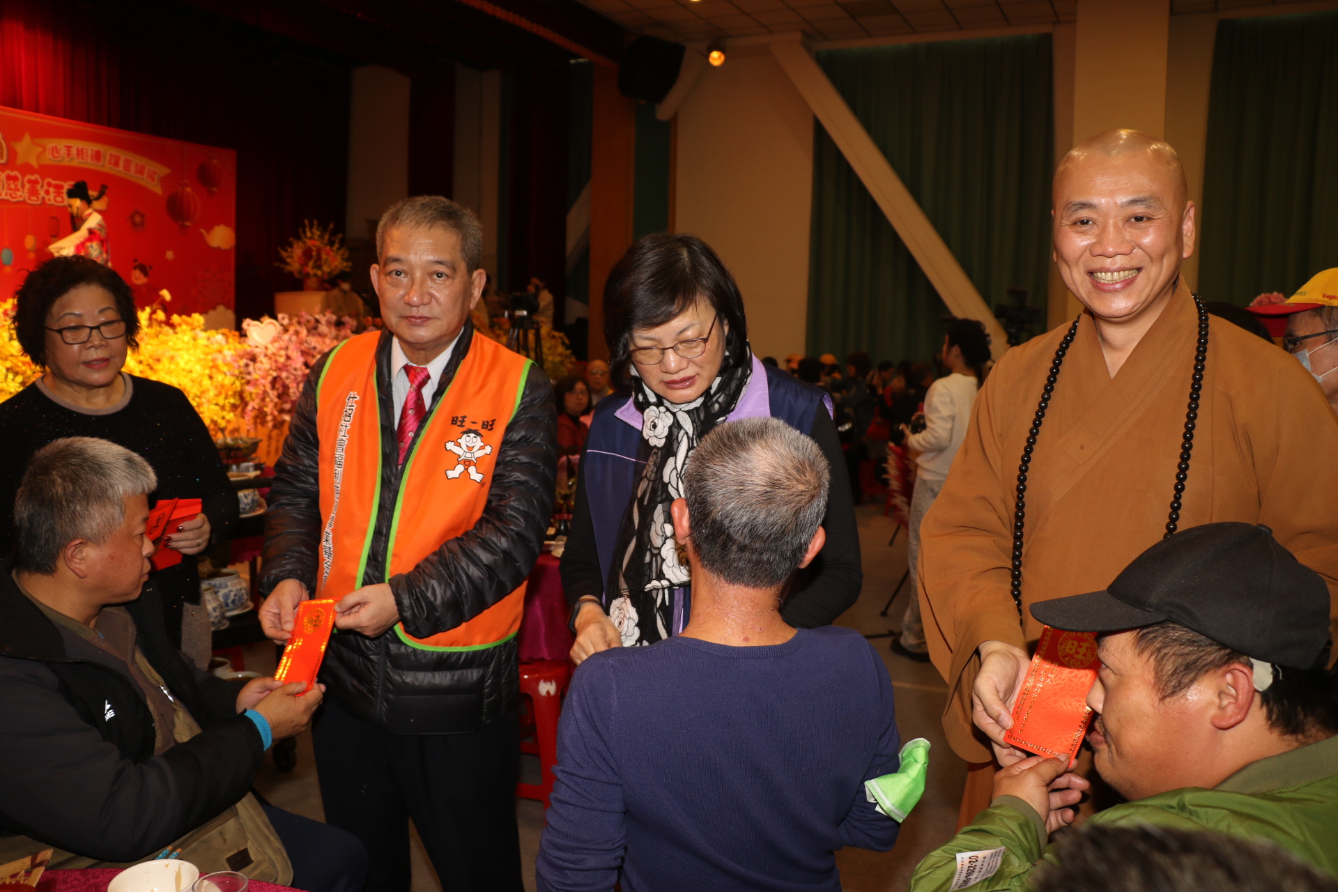新北市善悅關懷協會為街友辦圍爐 阿雄從酗酒到賺錢養母...