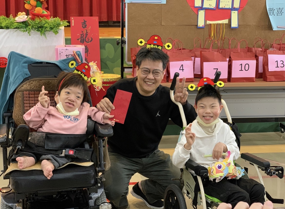 八里愛心志工隊驚喜送福袋歡迎院生返家