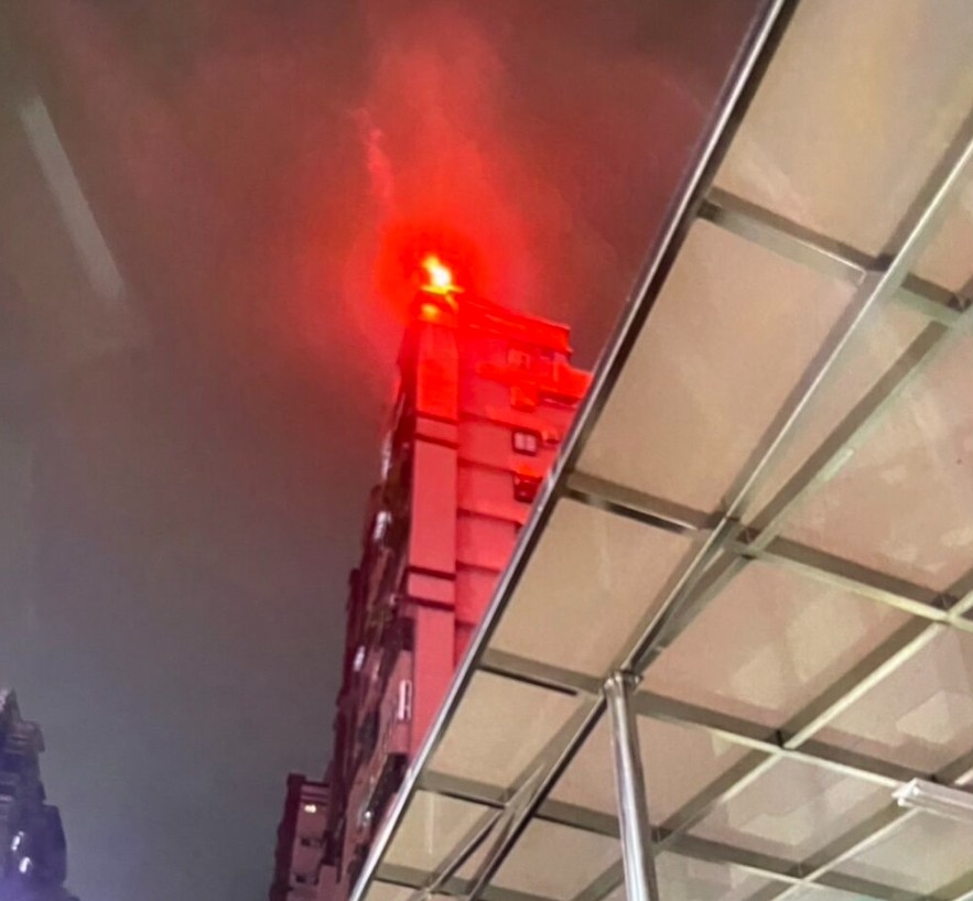曹男涉嫌頂樓點燃信號棒南梓警分局依社會秩序維護法移請橋頭地方法院裁處