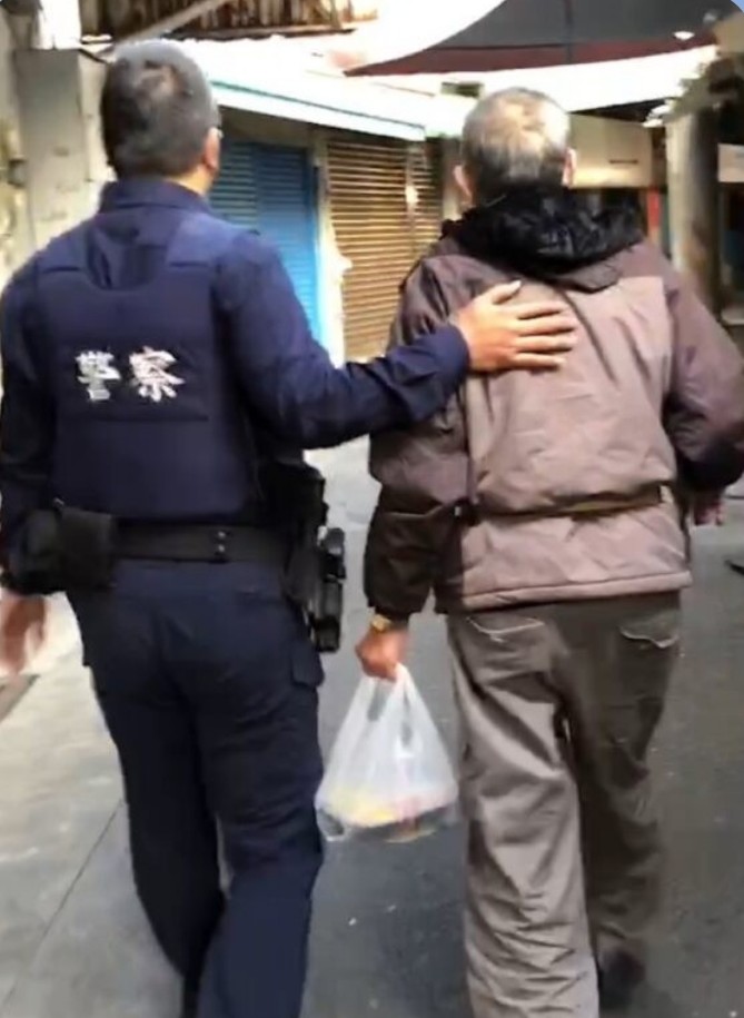 老翁來回重覆搭乘渡輪  工作人員發現有異向警方通報 最後由警方護送返家
