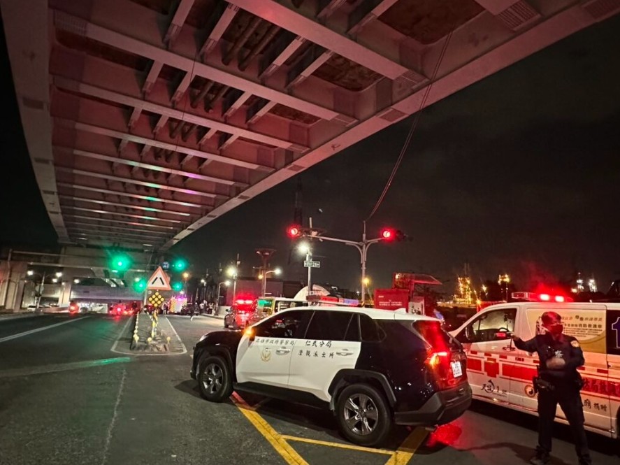 仁武區水管路高速公路 下方涵洞發生遊覽車自撞 警方派遣警力馳援現場助送醫