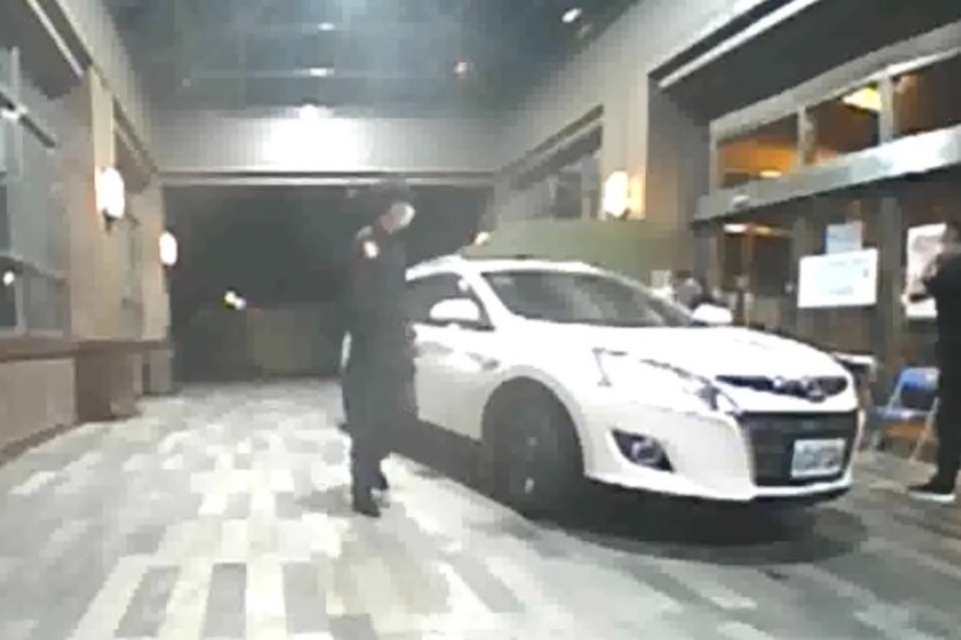 男子身體不適 妻子陪同下開車前往就醫 途中人極其不適 無法駕駛 妻子尋求警方協助