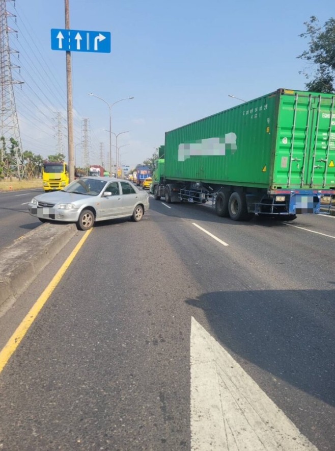 小客車曳引車兩車同向擦撞 雙方駕駛無明顯外傷亦無酒駕情事 詳細肇事原因尚待釐清