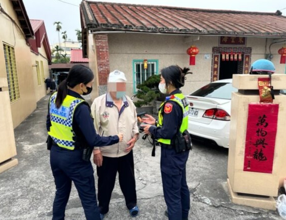 老翁年紀大失智外出迷路 警方協助返家 家屬感謝萬分
