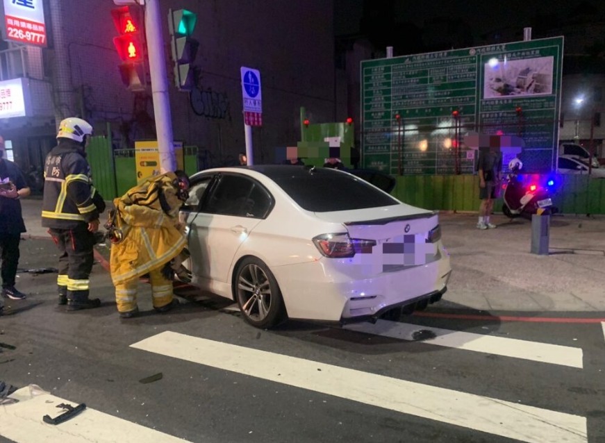 自小客車駕駛 撞擊路旁燈桿 消防救護人員助其脫困 送醫診療無生命危險