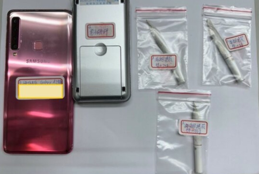 法網難逃 毒犯 竟敢利用三山國王廟之便 大肆在該處轉賣毒品 老天有眼 報應來了 被高雄港務警察總隊查獲逮捕，並搜出大批毒品