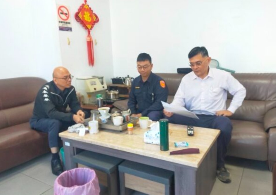 警察是身心危勞的高風險職業 生活中種種個人問題 易產生創傷及壓力反應 里港分局長溫基興巡迴走訪基層單位 積極關懷了解原因及協助處理 加強宣導心理諮商