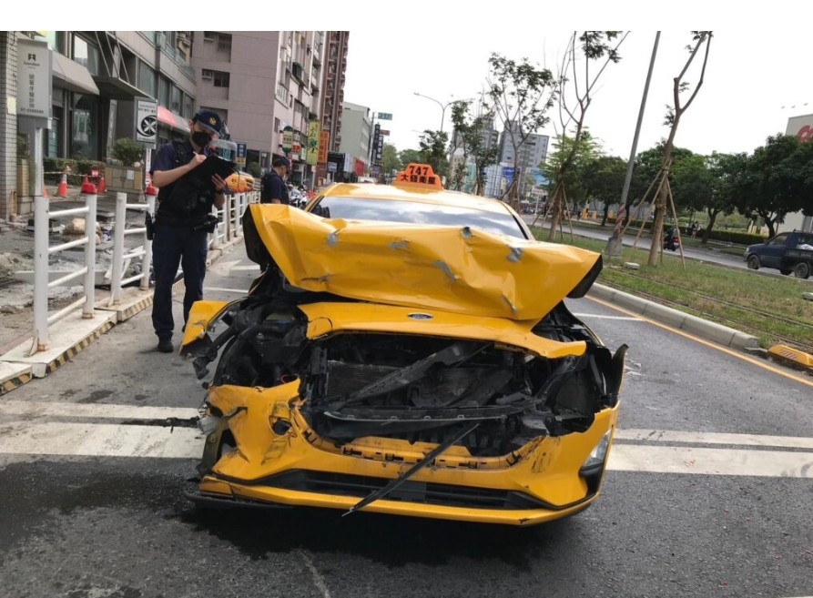 計程車東往西直行不明原因追撞同向直行機車 送醫治療意識清醒 有關肇事責任 將由交通大隊判定