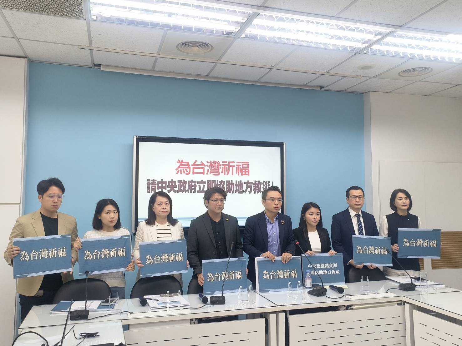 為台灣祈福 我們都是一家人 同心協力攜手度過難關 呼籲中央政府立即盡速前往花蓮救災 讓民眾盡早恢復正常作息