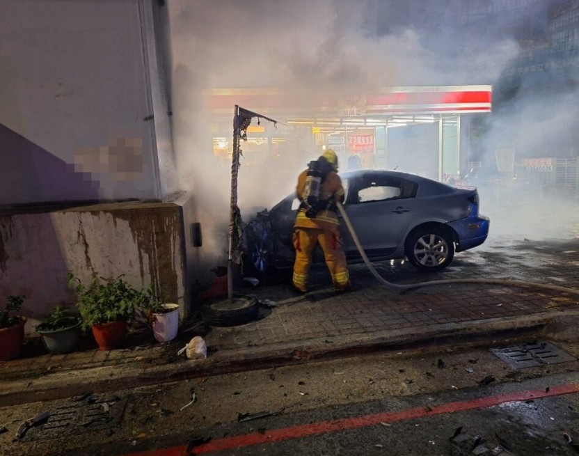 楠梓區高楠公路青農街口發生交通事故 其中一輛車起火自燃 由消防隊撲滅