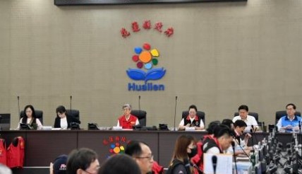 行政院長陳建仁 關切花蓮地震災情 前往花蓮縣災害應變中心聽取災情說明並赴花蓮慈濟醫院慰問受傷民眾 關心中華國小民眾收容安置情形