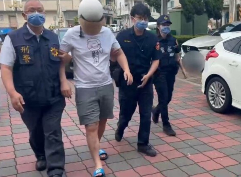 桌遊休閒館於關店後遭人毀損 警方到場已無人逗留 經調閱監視器及搜集現場跡證，已鎖定相關嫌疑人身分