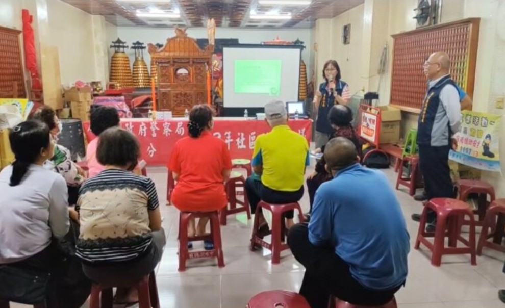 傾聽人民聲音 強化社區治安 回應民眾需求 里港警分局長溫基興帶領預防犯罪宣導團 向民眾宣導