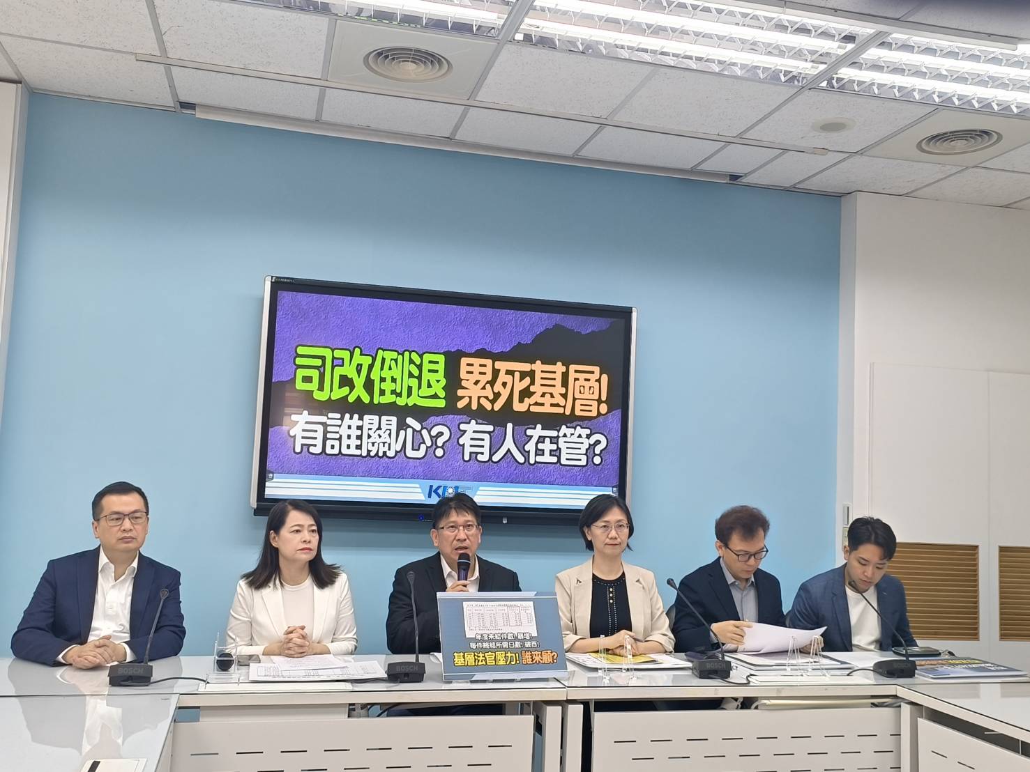 國民黨送八個字給民進黨“貪污腐化，無能執政”這是執政黨的素質？
