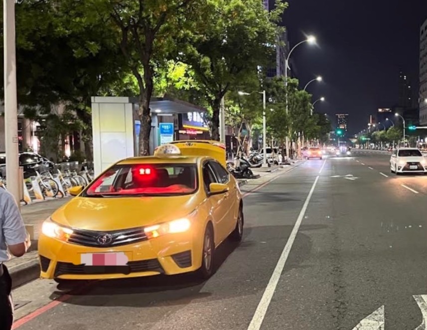 鄭女騎乘重機車頭碰撞盧男營小客車 警方到場後 雙方已自行和解