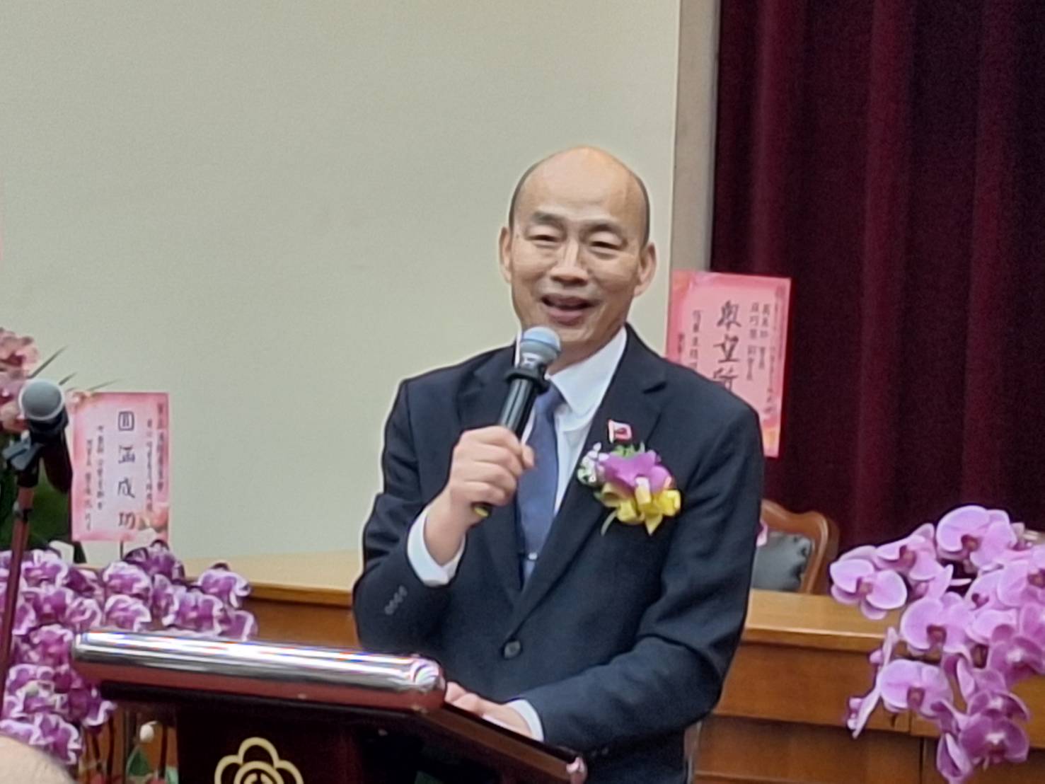 第32屆厚生會會長交接典禮 立法院長韓國瑜擔任典禮監交人 原會長吳玉琴委員，將印信交給新任會長萬美玲 在立法院發揮群策群力的精神，體現為民服務的崇高的使命