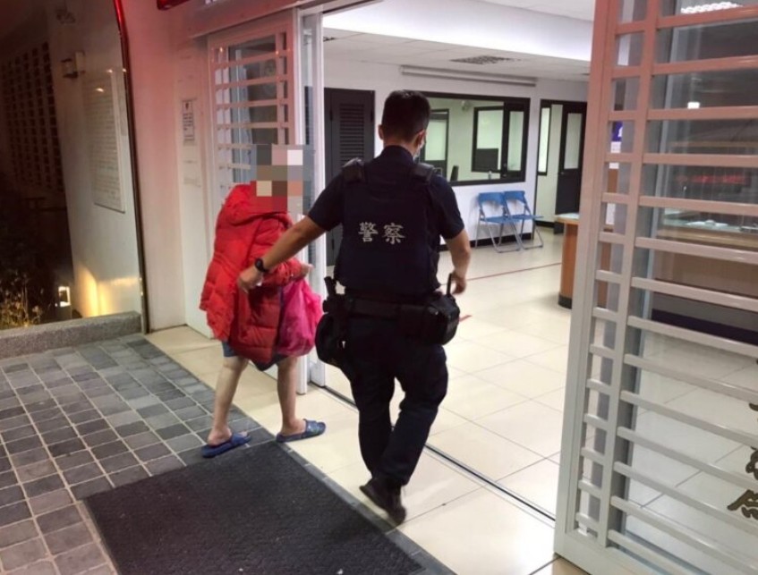 台北失智阿罵迷路 警員曾豔秋暖言關心 將阿罵扶至路旁避免危險