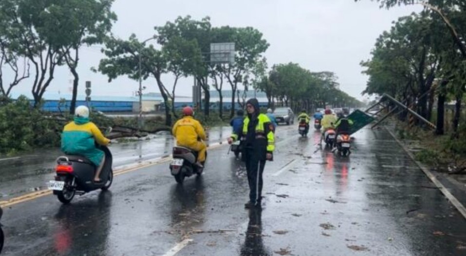 湖內區路樹傾倒、路邊標誌桿、電桿斷裂 湖內分局派遣警力警戒疏導，無人傷亡