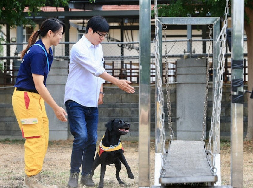 高雄市長陳其邁在國際搜救犬日到消防局搜救犬馴養中心表達關心與感謝 勉勵大家繼續加油 也希望台灣平安