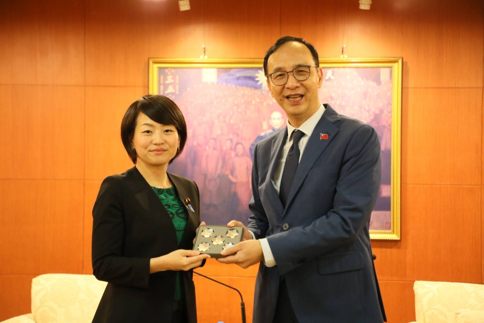 國民黨主席朱立倫等 會見日本自民黨青年局鈴木貴子眾議員一行 期待持續與自民黨深化交流 共同為台日關係的現在與未來堆疊善意