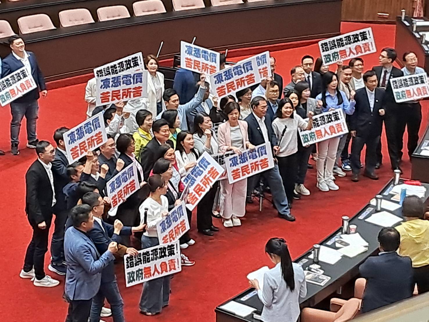 凍漲電價是給政府多一點思考的空間 物價上漲 民生痛苦指數增加 呼籲民進黨政府懸崖勒馬、回頭是岸 錯誤能源政策造成人民痛苦指數高漲 完全不聽人民的聲音是離人民最遙遠的政府