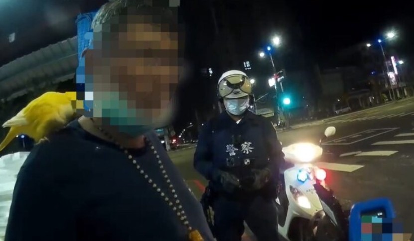 周男騎乘機車行駛人行道 員警上前攔查 經酒測超過法定標準值 當場逮捕偵辦