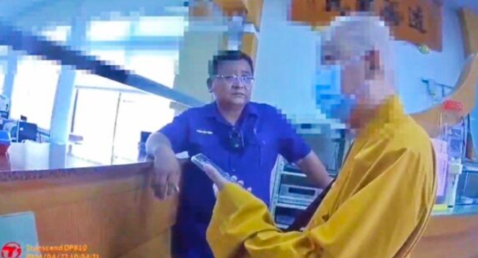 袈裟男子被網路騙不怕 再次受詐 所幸農會行員機警通報 員警到場勸阻 成功攔截
