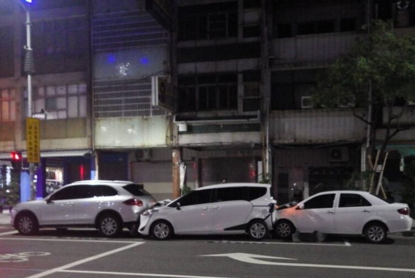 周男精神不濟恍神駕駛小客車撞上路邊多輛機、汽車 詳細肇因尚待交通警察大隊鑑定分析