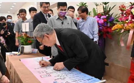 行政院長陳建仁出席「慈月基金會南丁格爾獎頒獎典禮」指出為改善護理人力短缺及勞動條件 衛生福利部已提出「護理人力政策整備計畫」政府一定會繼續努力做所有護理人員的後盾