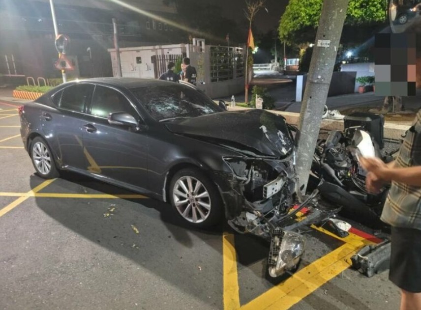 駕駛自小客車瞧看導航致偏離車道 撞向前方機車 肇事原因待釐清