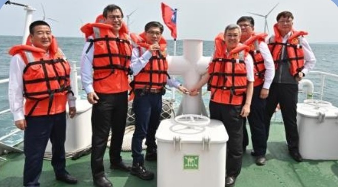 行政院長陳建仁苗栗縣龍鳳漁港視察表示 海洋風場是台灣第一座完成的示範風場 可供綠電給12.8萬戶家庭 為台灣能源、環境及產業永續發展帶來巨大貢獻