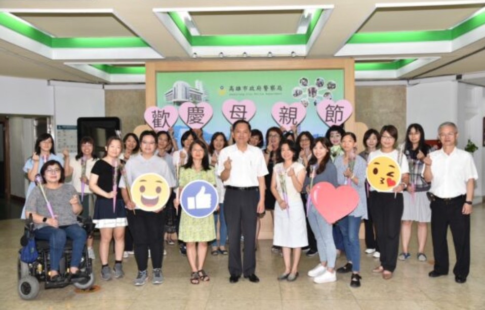 高市警局副局長葉超鴻向局內女性同仁致贈康乃馨花束 感謝具有母親身分的警察同仁們