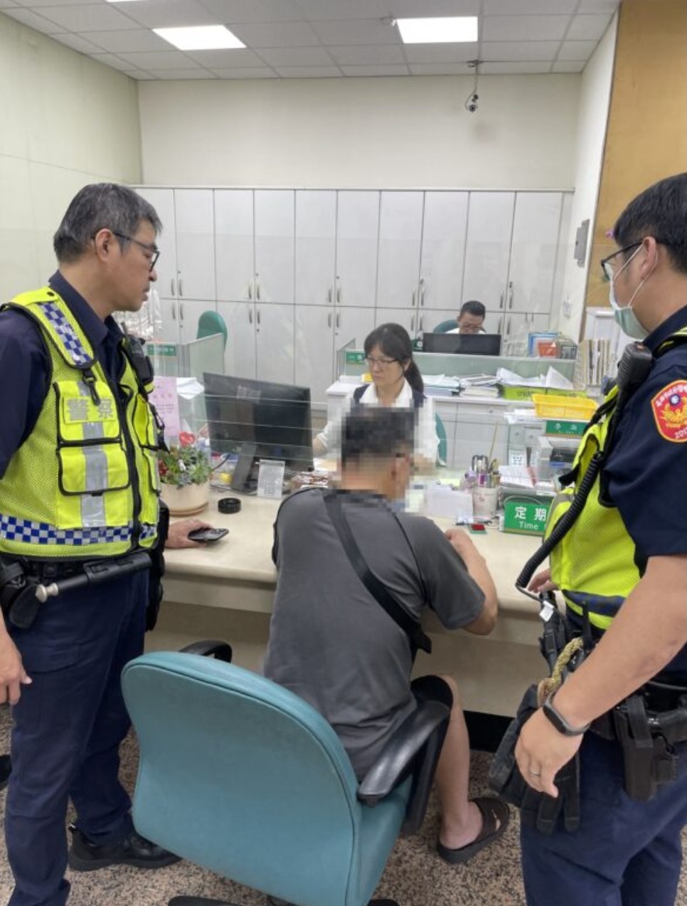 假檢警詐騙 王男信為真 直奔銀行解凍帳號 警速攔阻