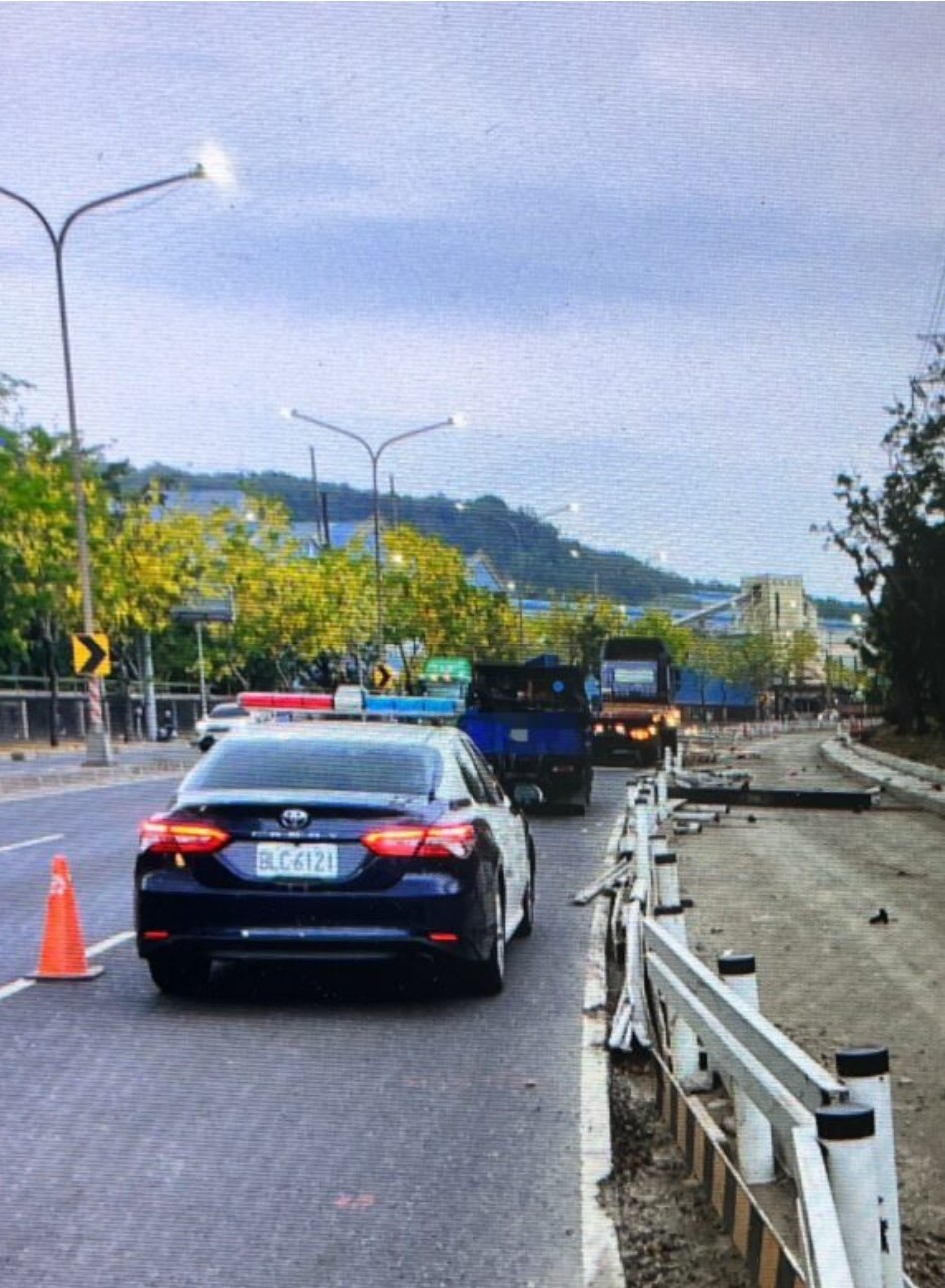 曳引車自撞施工限縮道路柵欄 無人傷亡 肇事原因尚待釐清
