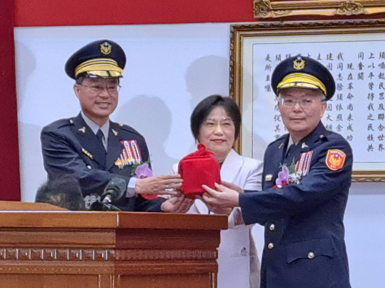 內政部長劉世芬在警政署大禮堂舉行了 新舊任署長交接典禮 展現了內政部和警政署對於執法工作的重視和對新任署長的支持和期待