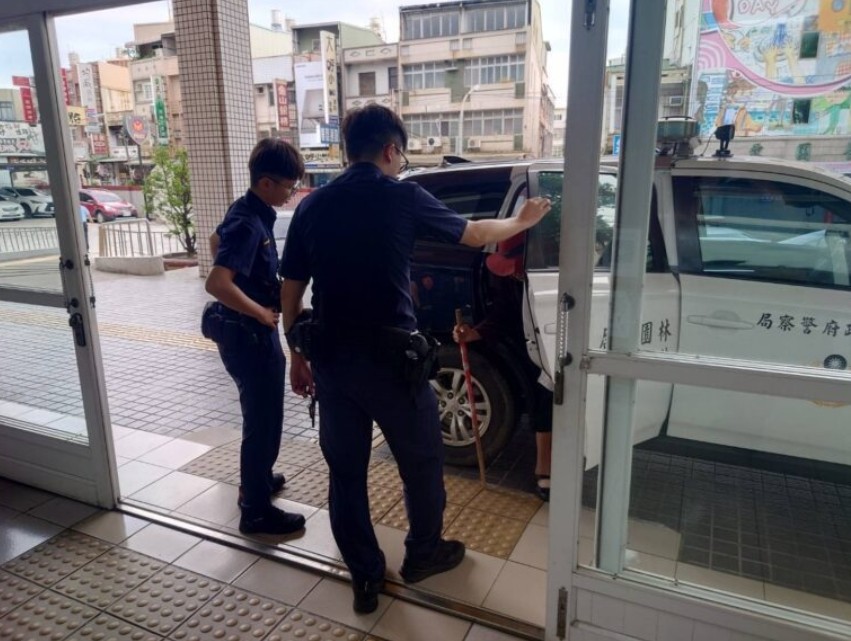 男子公車站牌旁乞討騷擾 警網趕赴查處