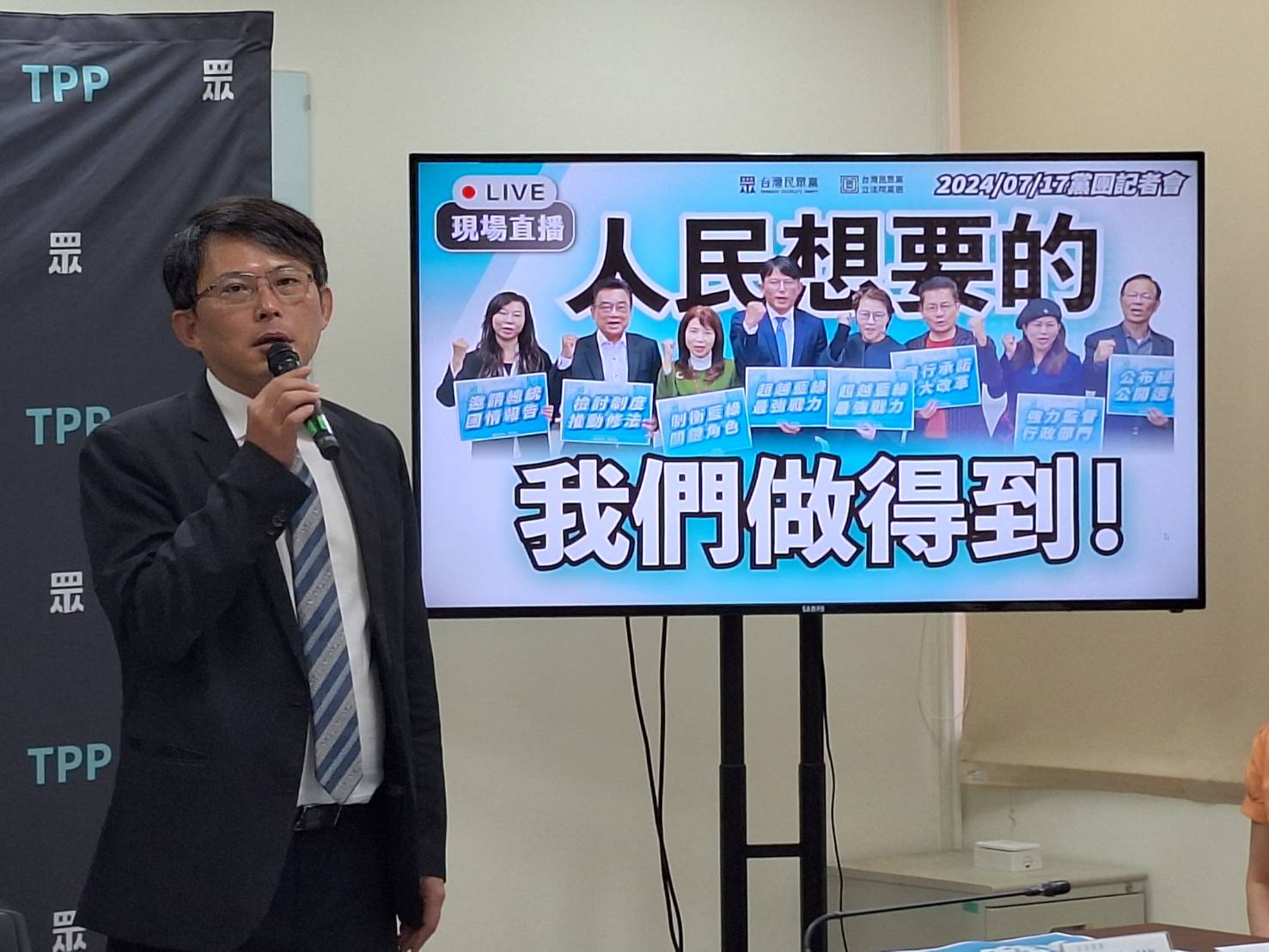 台灣民眾黨第十一屆第一會期立法成效顯著，藍綠黨派積極靠攏支持