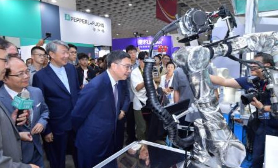 卓榮泰院長出席台灣機器人智慧自動化展，強調AI導入及支持中小企業轉型