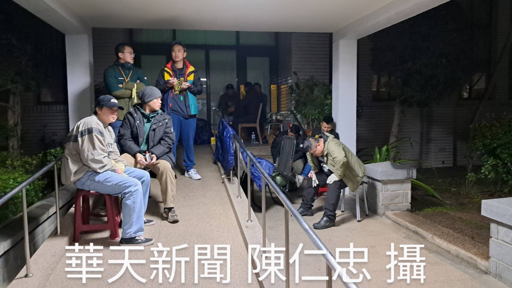 議場風雲：綠營夜襲破窗突圍，藍營怒嗆火燒議場