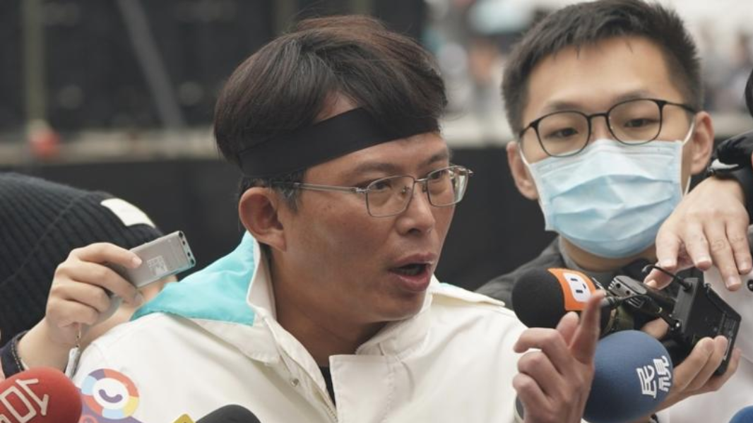 釘孤枝聲討司法不公：萬人齊聚自由廣場 挺民眾黨捍衛正義