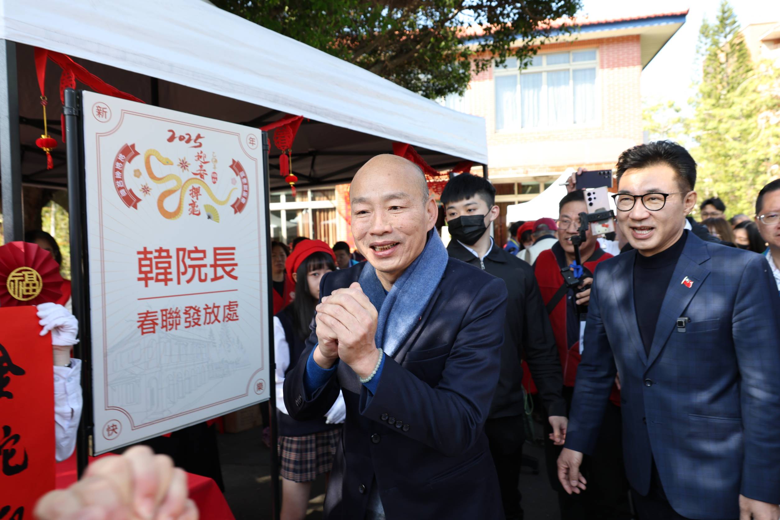 金蛇迎春揮毫 立法院長韓國瑜與副院長江啟臣攜手共慶新春