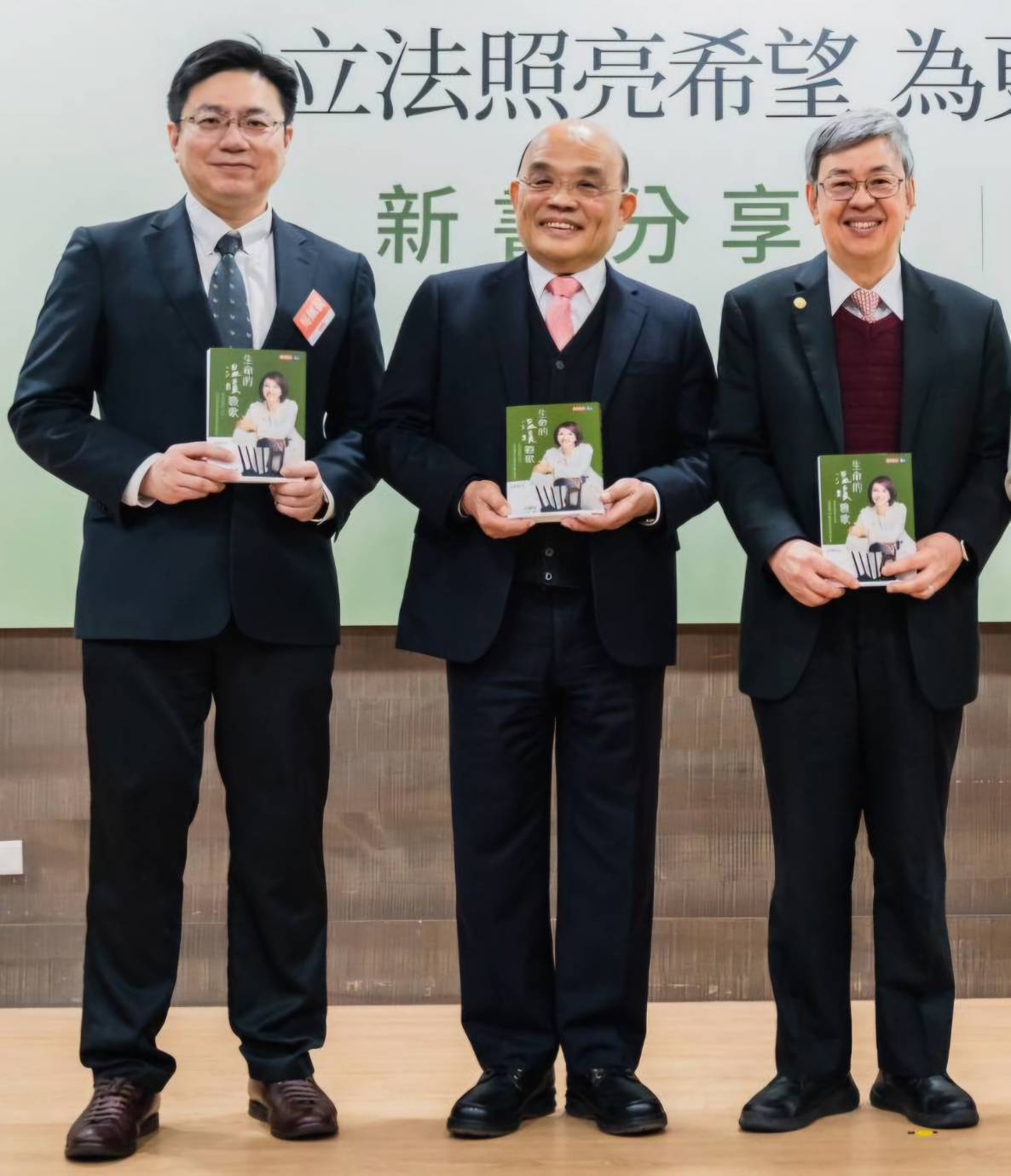 邱議瑩高雄發表新書《生命的溫暖戰歌》 陳其邁市長與醫界好友共襄盛舉