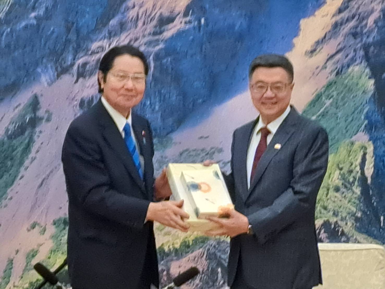 卓榮泰院長會見日本台灣親善協會衛藤會長 期盼加強臺日合作與防災合作