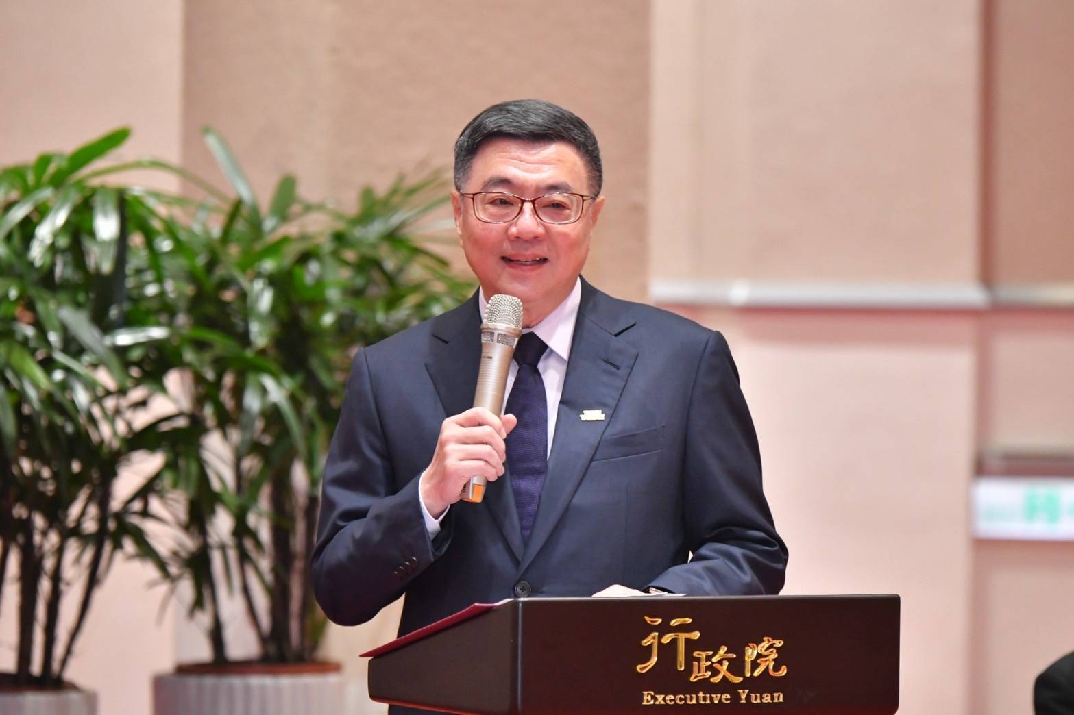卓榮泰接見2025年海外二二八遺屬返鄉團 強調推動轉型正義與台灣民主發展