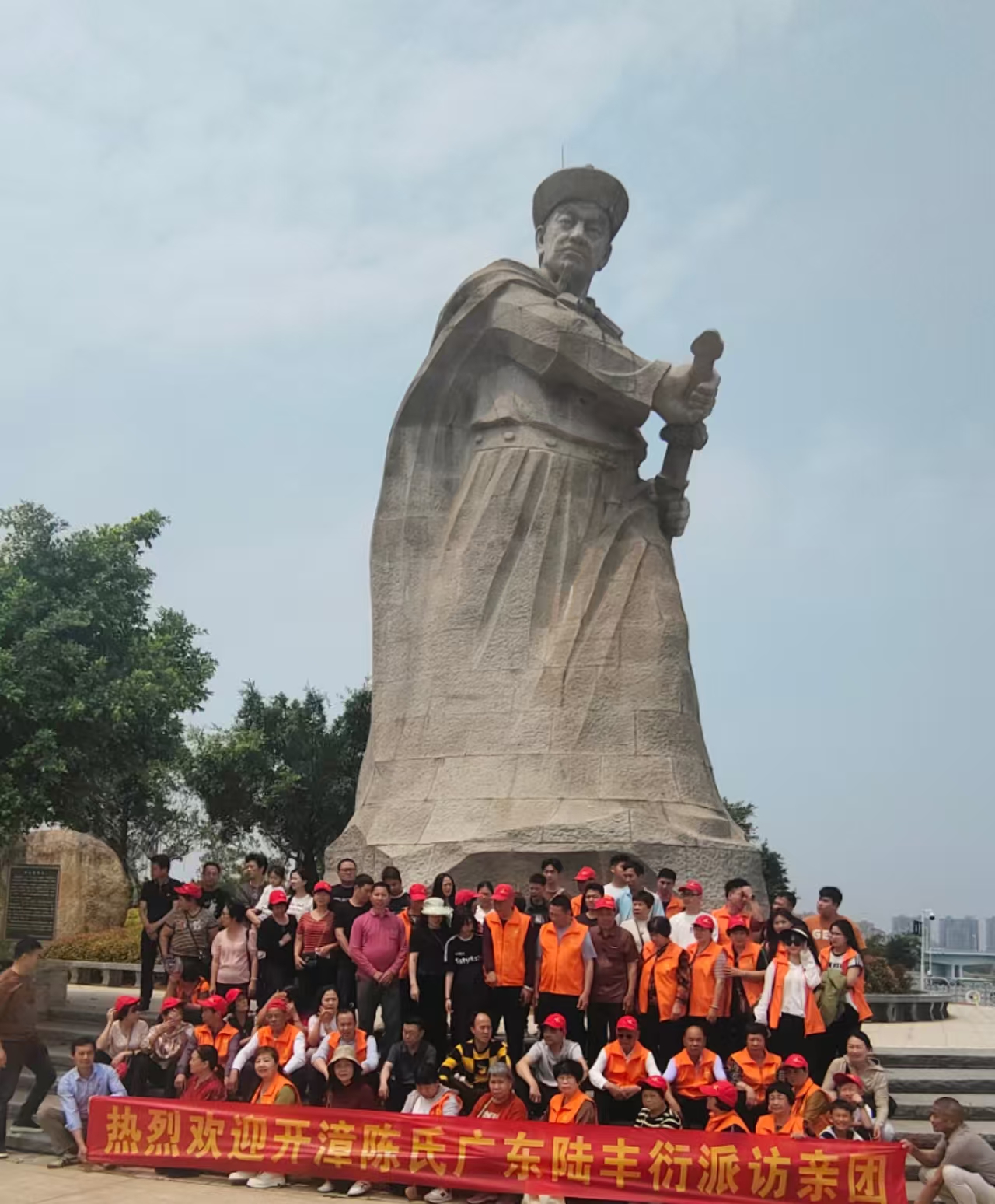 春雨潤鄉情，宗脈共尋根——廣東陳氏宗親百人回鄉祭祖 瞻仰英烈汲取精神力量