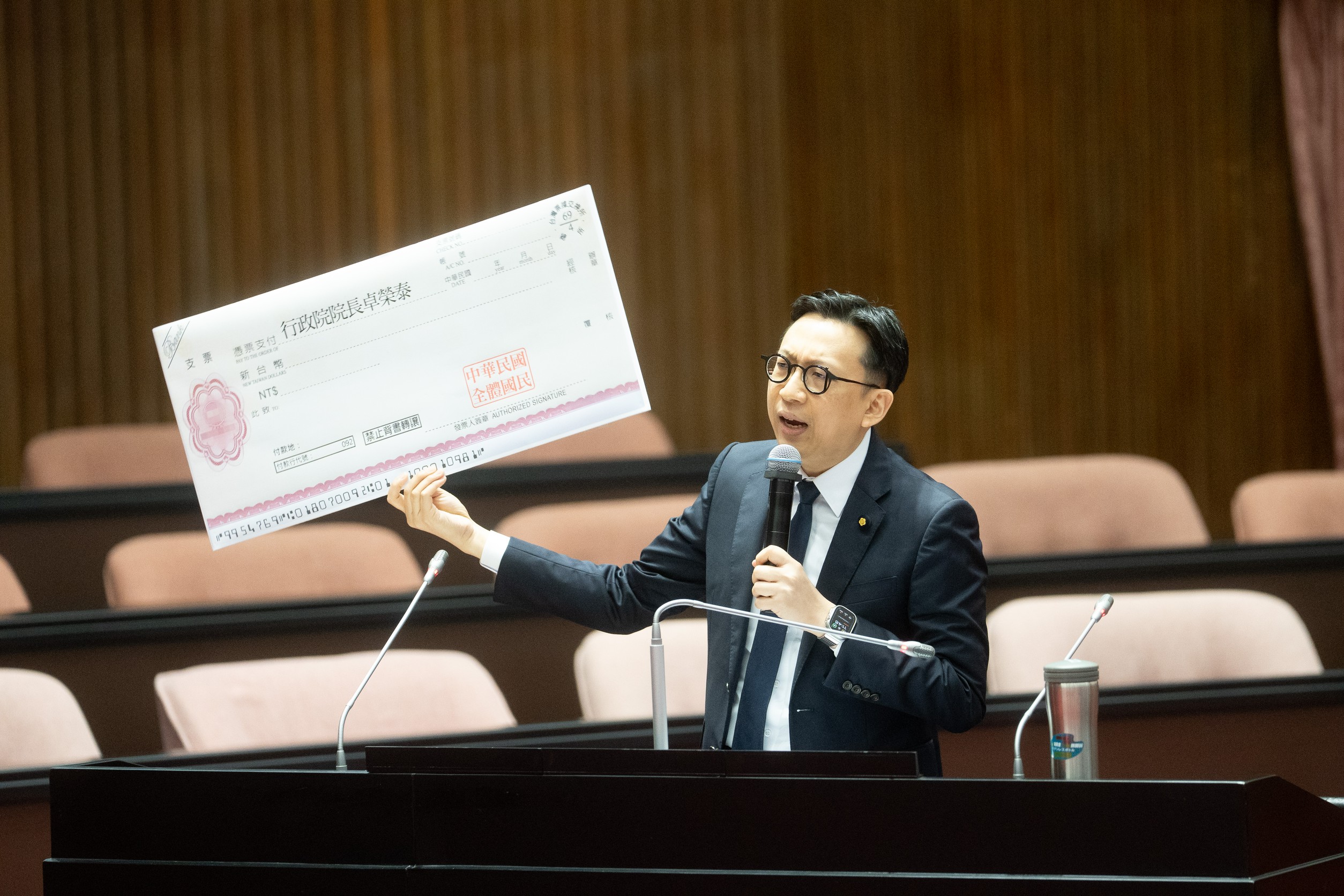 「撒尿牛丸式特別預算」惹議　葛如鈞火力全開猛批：大偷渡、大災難！