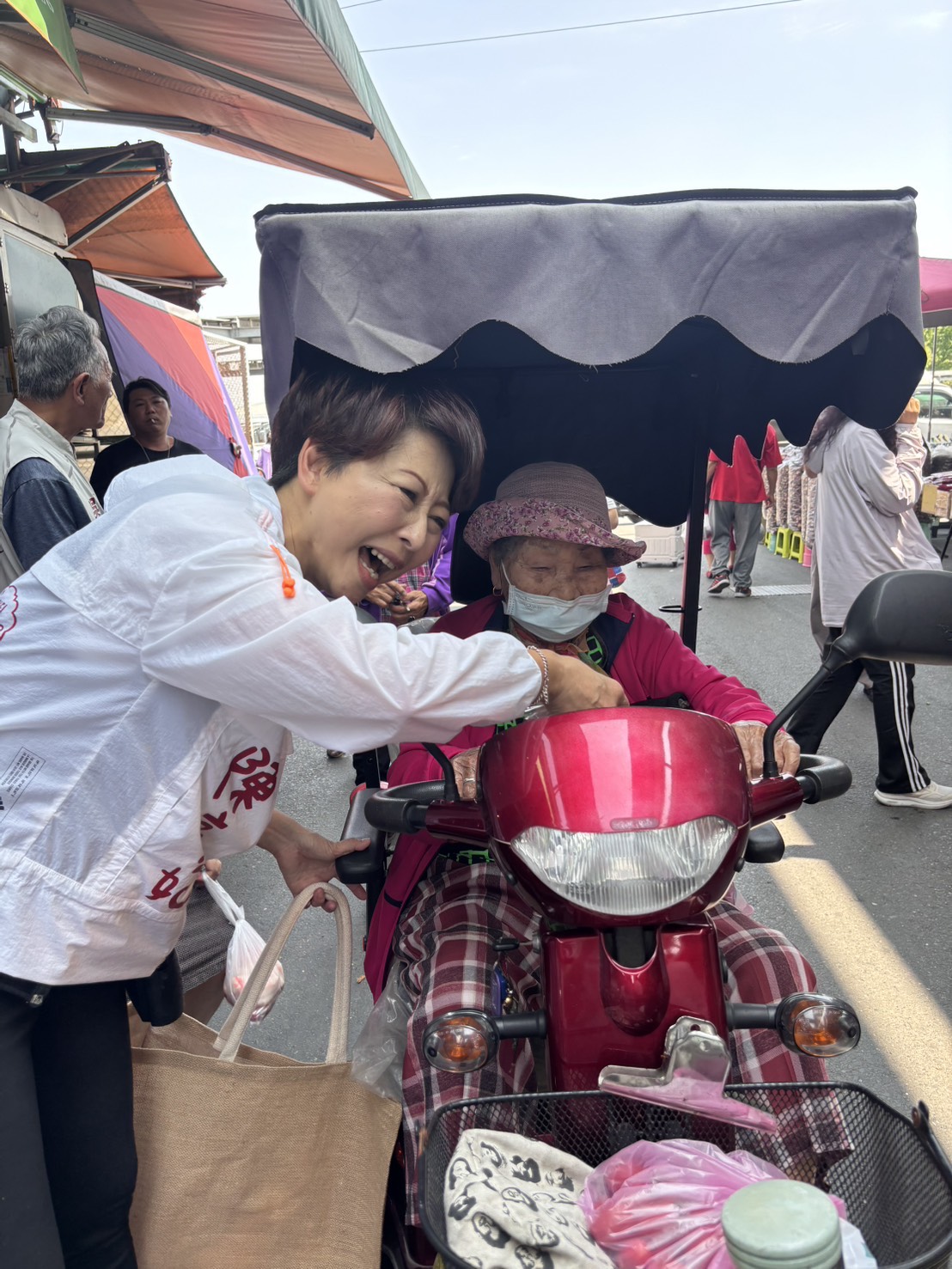 母親節走入市場 陳亭妃溫情送暖　展現地方情感與國會戰力雙重身影