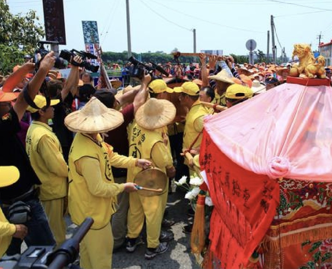 「粉紅超跑」啟程！2025 白沙屯媽祖進香推「無塑進香」倡議　信仰與環保同行