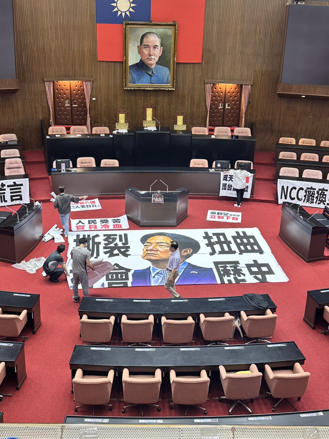 【國會變戰場！藍營怒嗆賴清德「撕裂社會、扭曲歷史」怒貼地墊開戰】