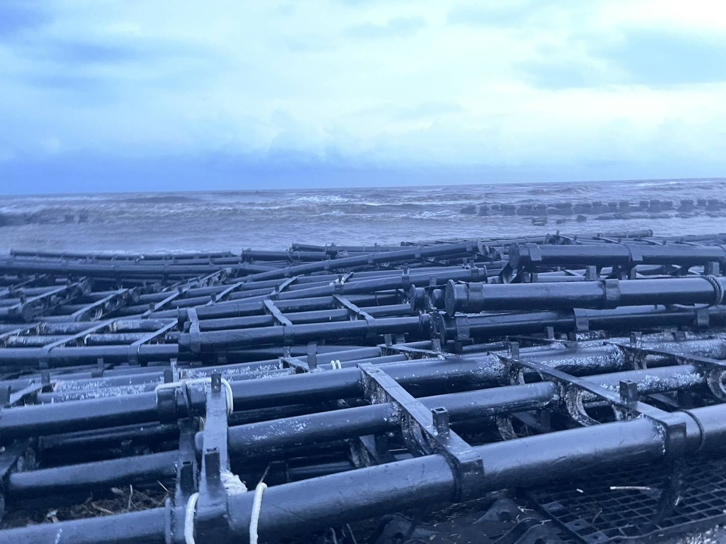 「綠能成災！1.35億浮台成海廢　民進黨綠電神話被颱風一吹就破」